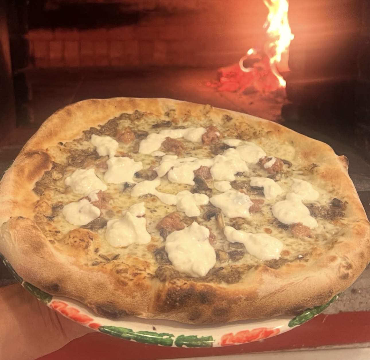 Pizza cotta nel forno a legna da Pizza Jason